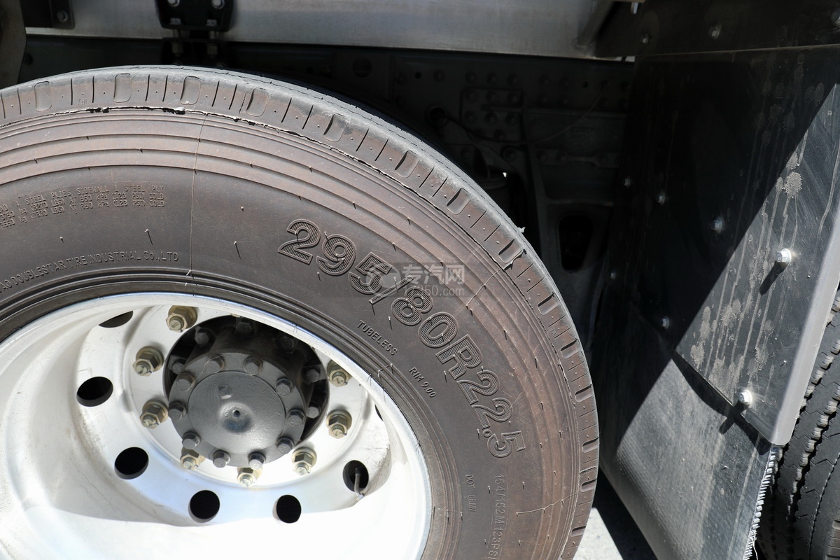 重汽豪沃TX350前四后八国六30.6方铝合金运油车轮胎细节