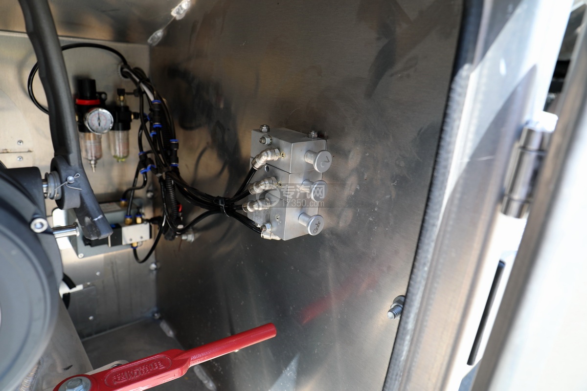重汽豪沃TX350前四后八国六30.6方铝合金运油车紧急切断装置