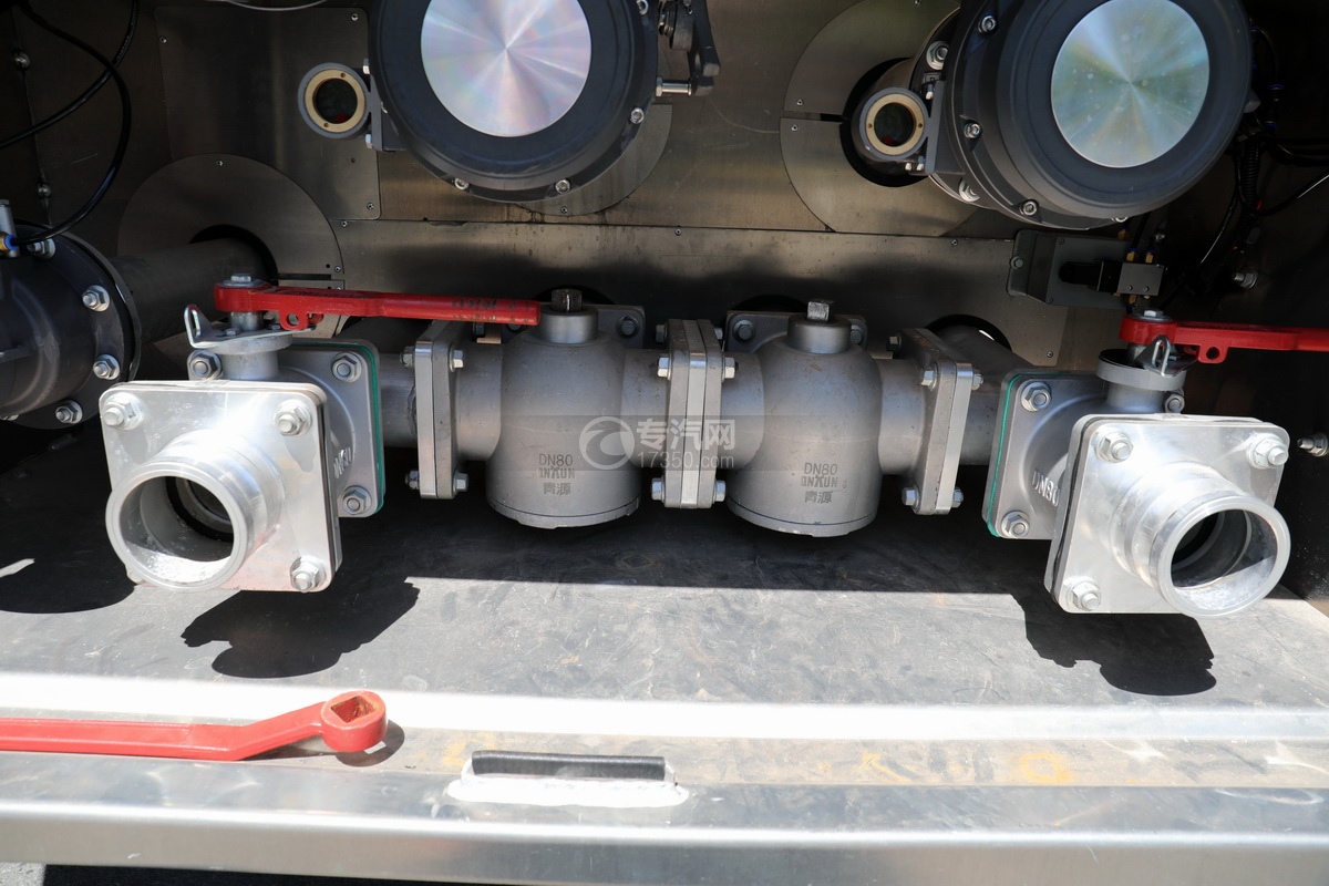 重汽豪沃TX350前四后八国六30.6方铝合金运油车泵进泵出口