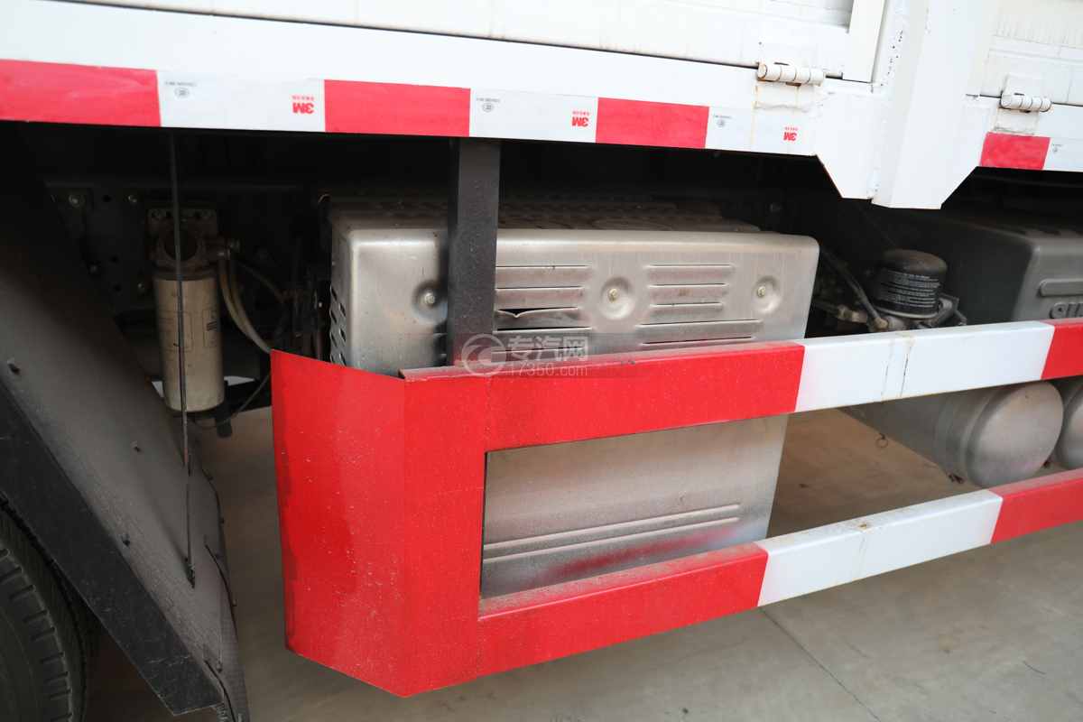 重汽豪沃TX前四后八國六9.4米氣瓶運輸車（倉欄式）排氣制動