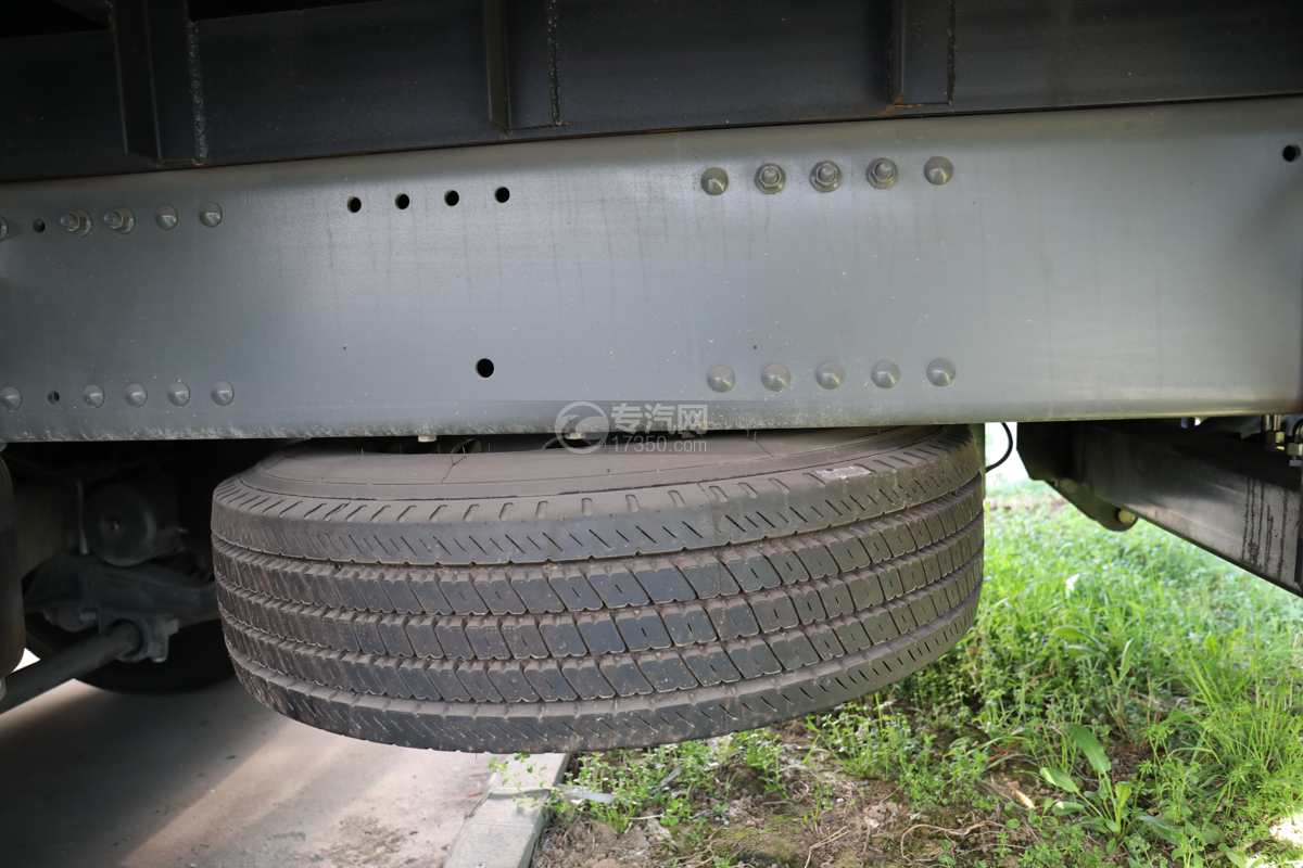重汽豪沃TX前四后八國六9.4米氣瓶運輸車（倉欄式）大梁