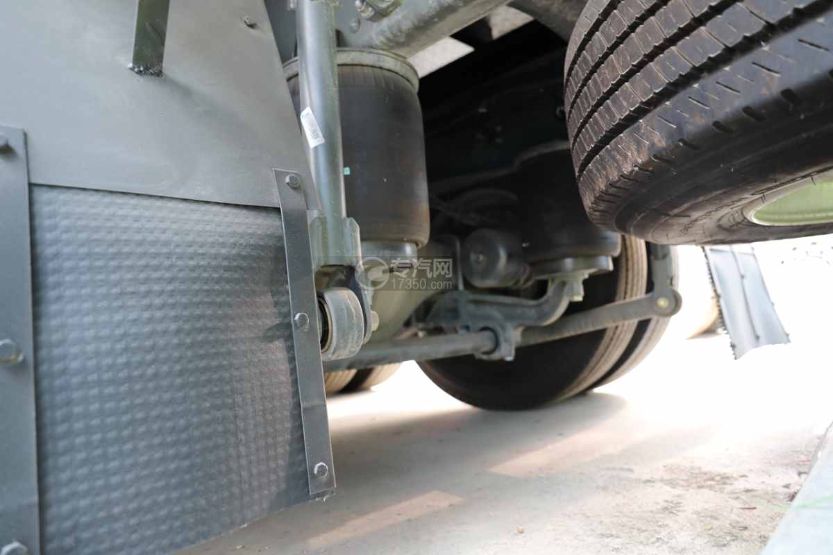 重汽豪沃TX前四后八國六9.4米氣瓶運輸車（倉欄式）后橋