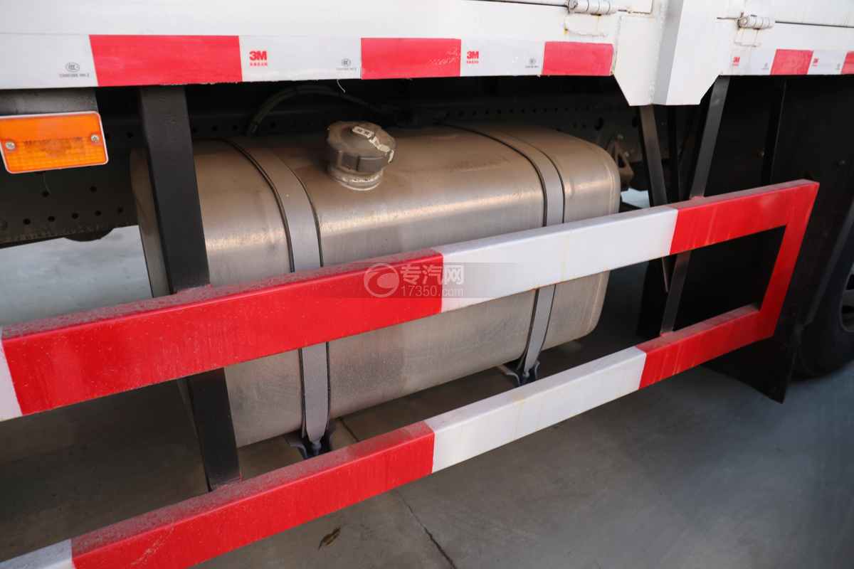 重汽豪沃TX前四后八國六9.4米氣瓶運輸車（倉欄式）油箱