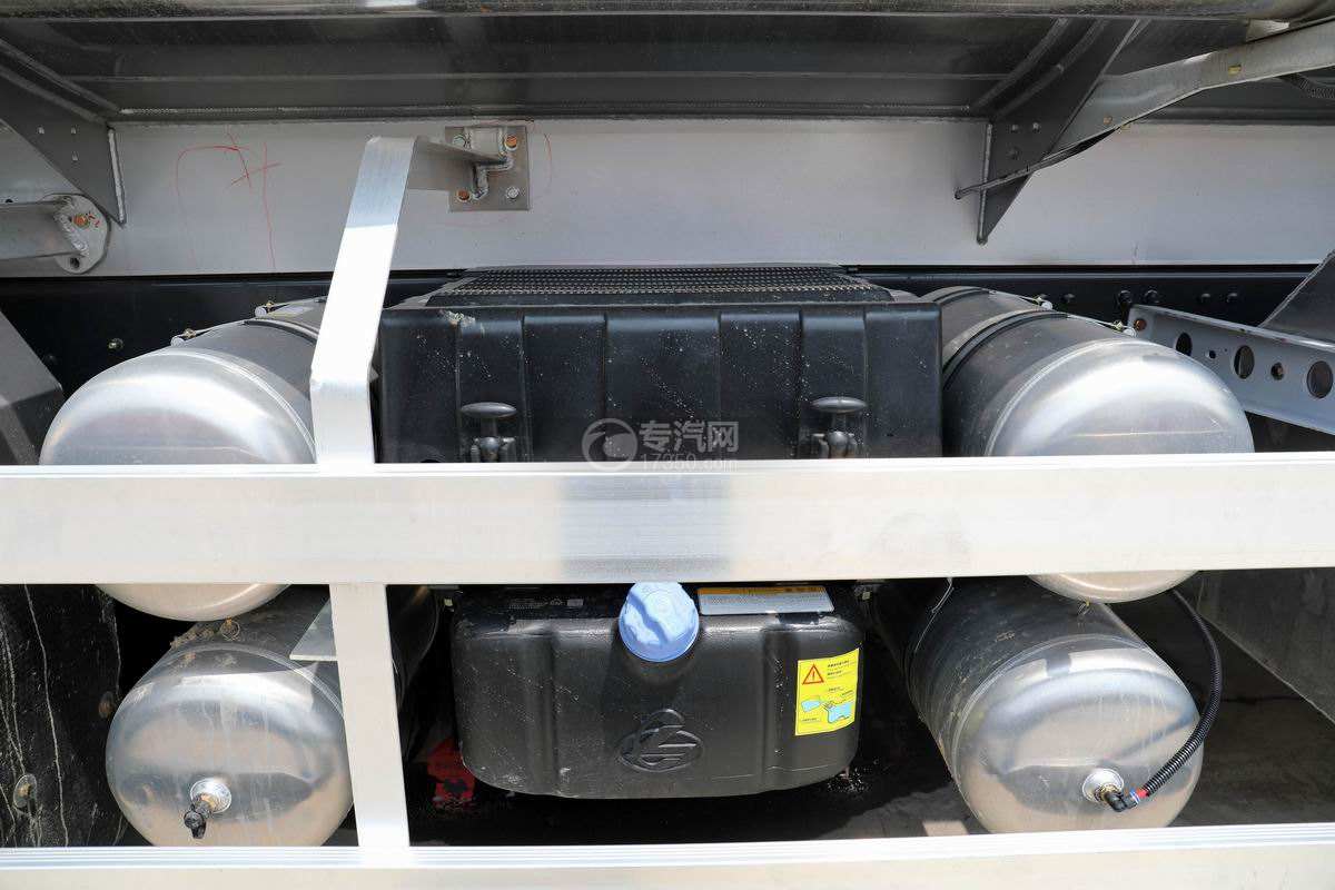 东风柳汽乘龙H7前四后八国六24.8方铝合金运油车蓄电池、储气罐