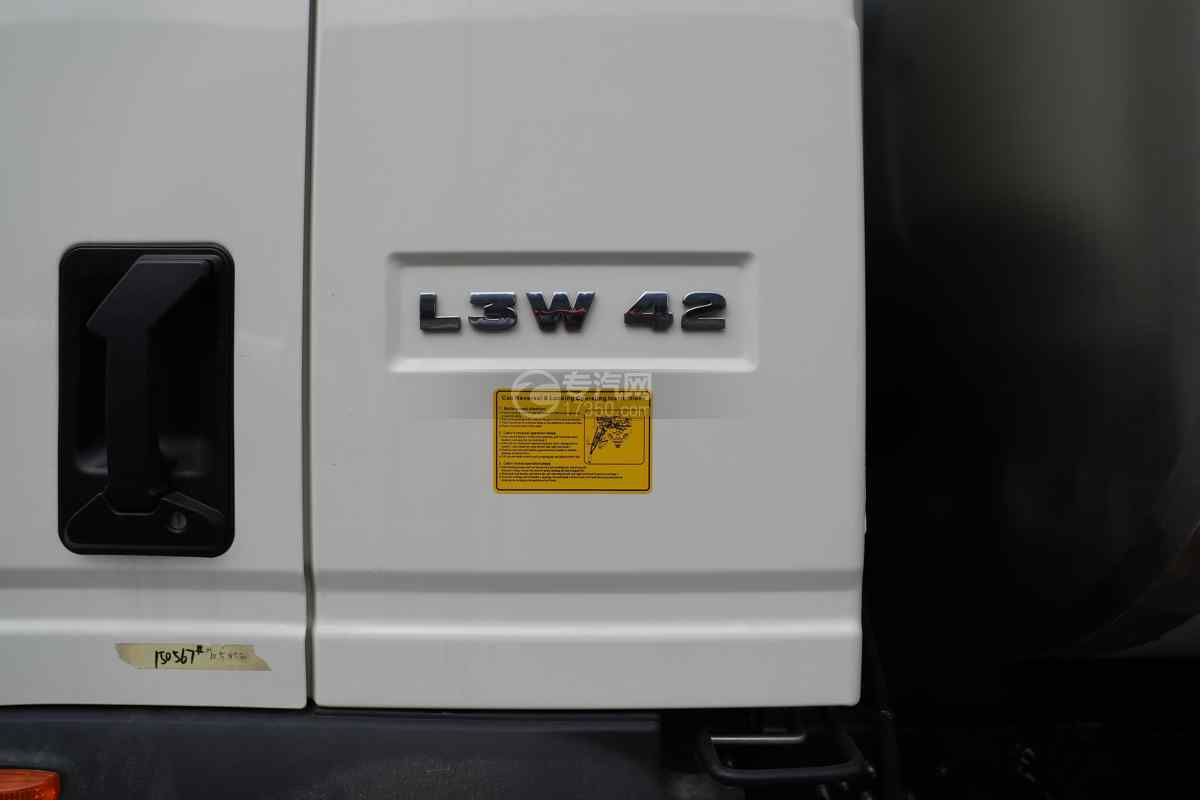 重汽豪沃出口10方鲜奶运输车门标识