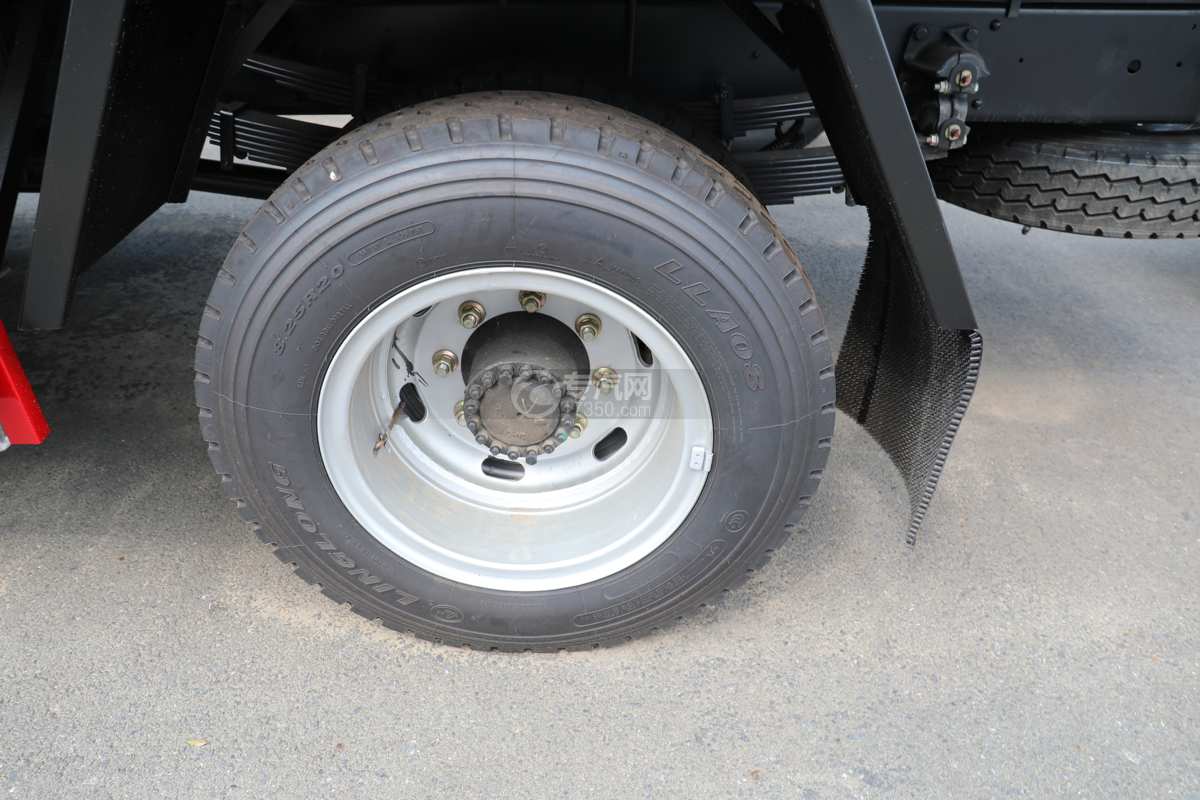 重汽豪沃出口10方鲜奶运输车轮胎