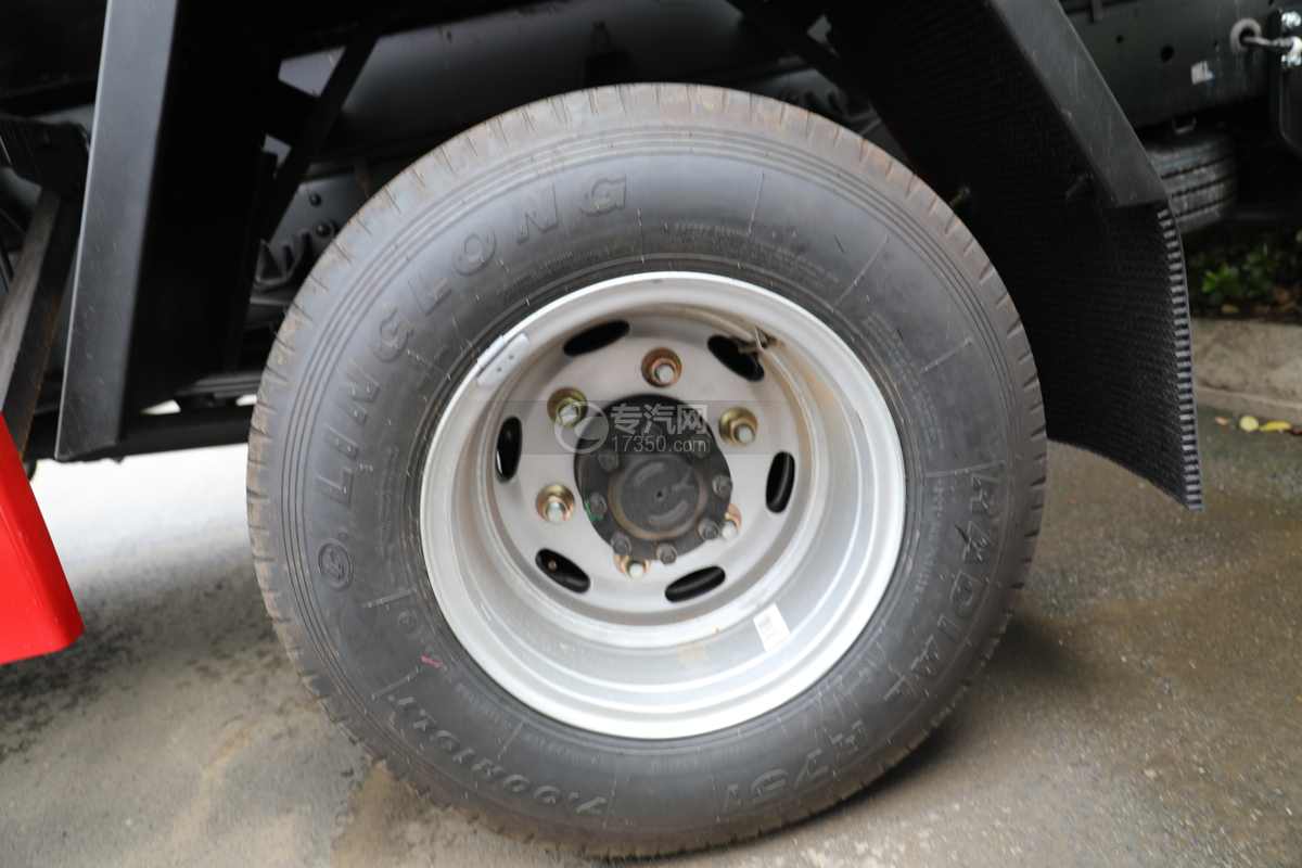 重汽豪沃出口5方鲜奶运输车轮胎