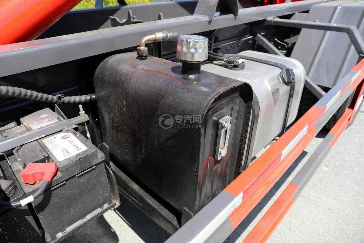 奥驰X2单桥国六车厢可卸式垃圾车液压油箱