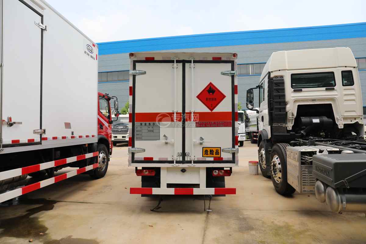 跃进福运S80国六3.3米易燃液体厢式运输车车尾图