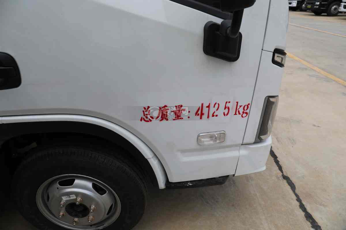 跃进福运S80国六3.3米易燃液体厢式运输车门标识