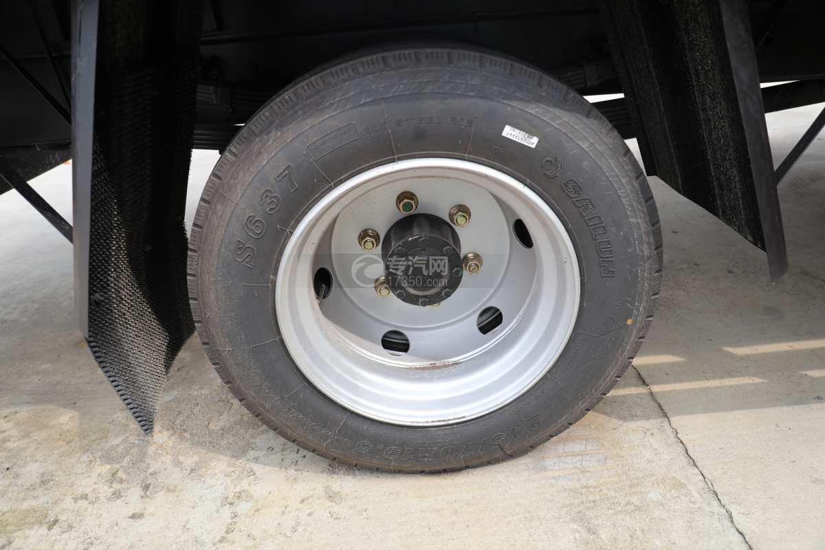 解放J6F国六5.2米易燃液体厢式运输车轮胎