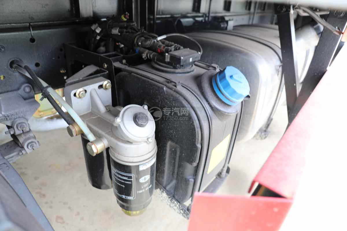 解放J6F国六5.2米易燃液体厢式运输车尿素罐