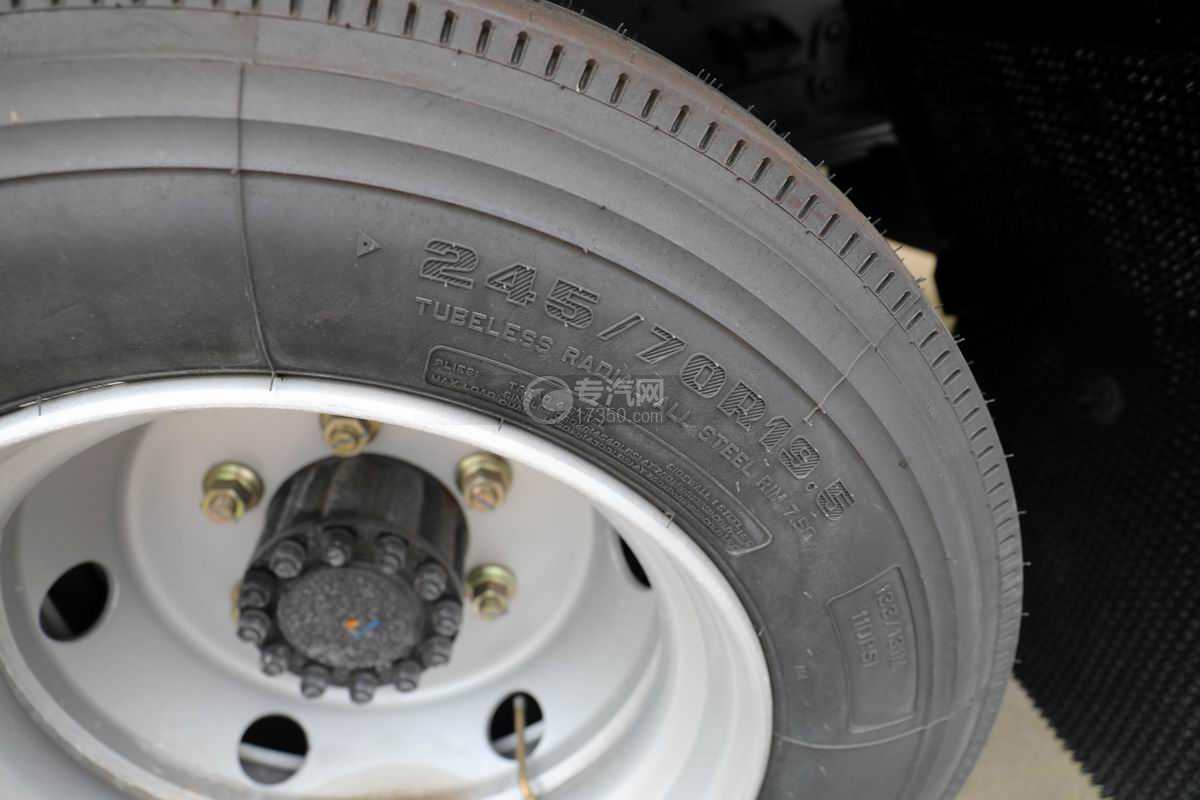 东风福瑞卡F6国六8.5方加油车轮胎细节