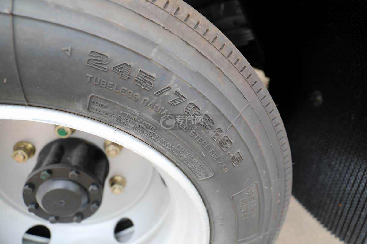解放J6F国六8.5方运油车轮胎细节