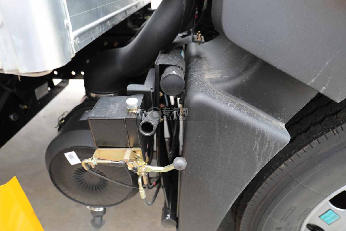 东风多利卡D9国六7.68米杂项危险物品厢式运输车空气滤清器