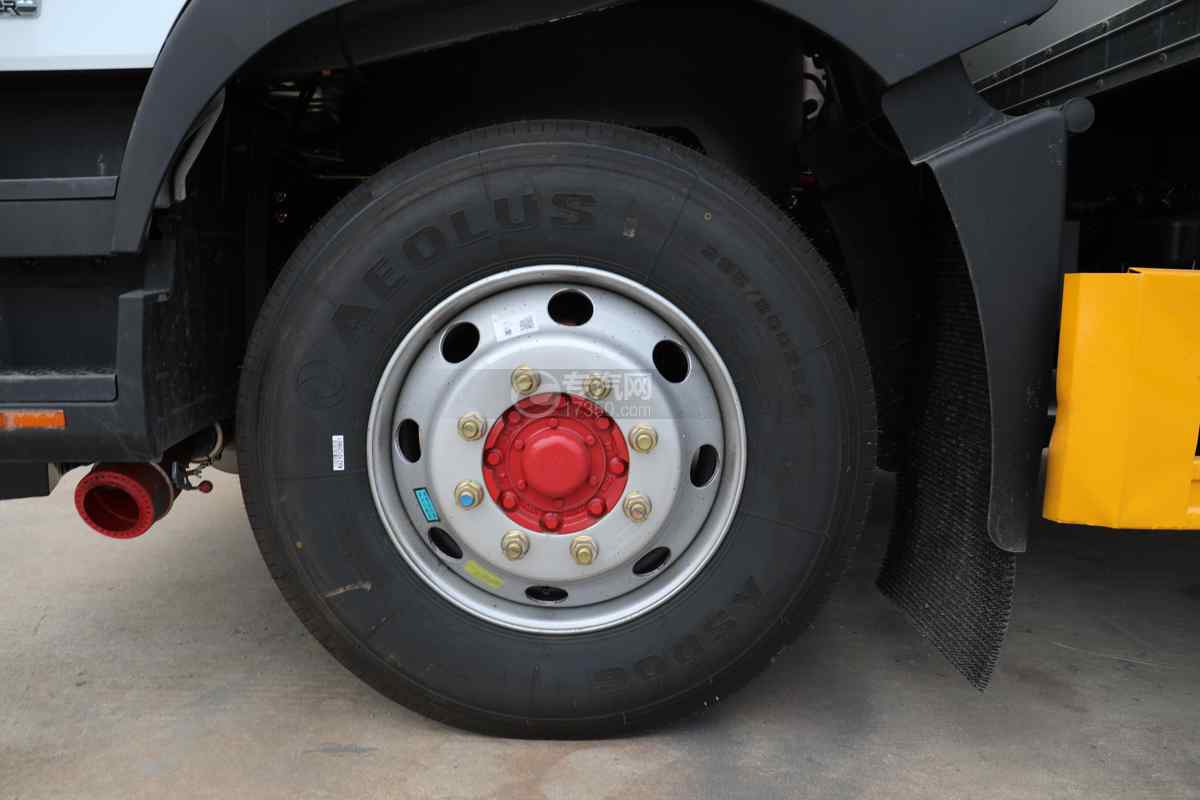 东风多利卡D9国六7.68米杂项危险物品厢式运输车轮胎