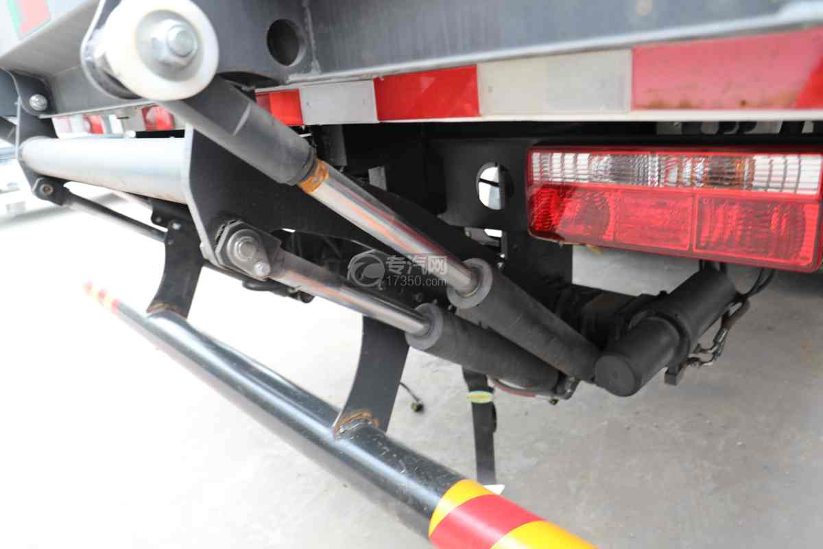 东风多利卡D9国六7.68米杂项危险物品厢式运输车油缸