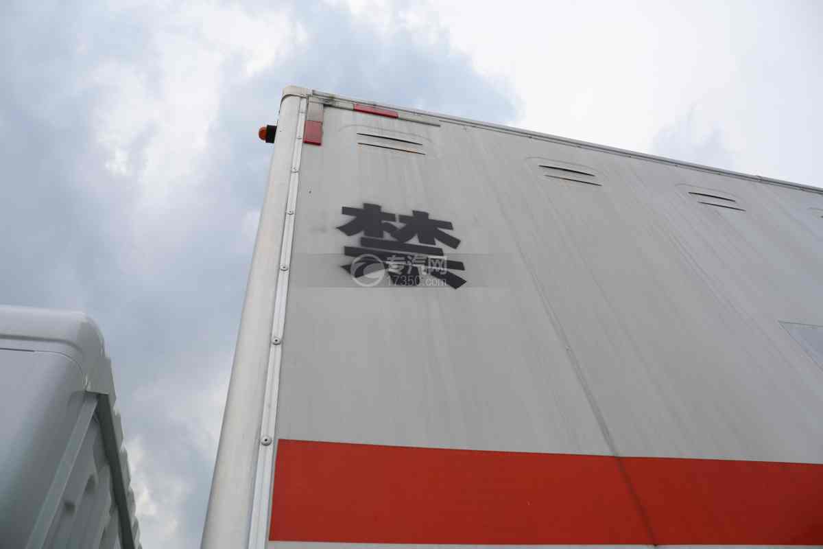 东风多利卡D9国六7.68米杂项危险物品厢式运输车通风孔