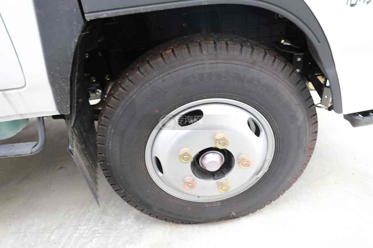 庆铃五十铃ELF双排国六3.14米冷藏车轮胎