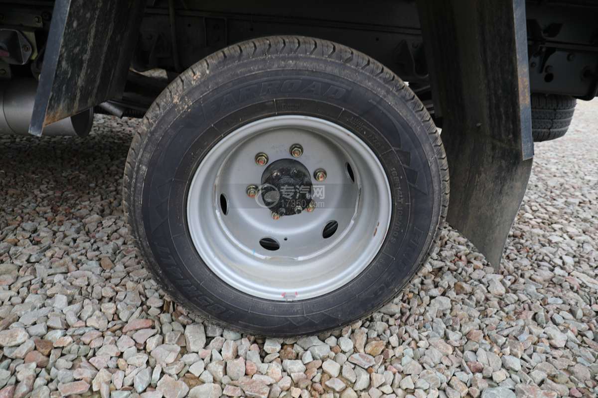 东风小霸王国六3.3米冷藏车轮胎