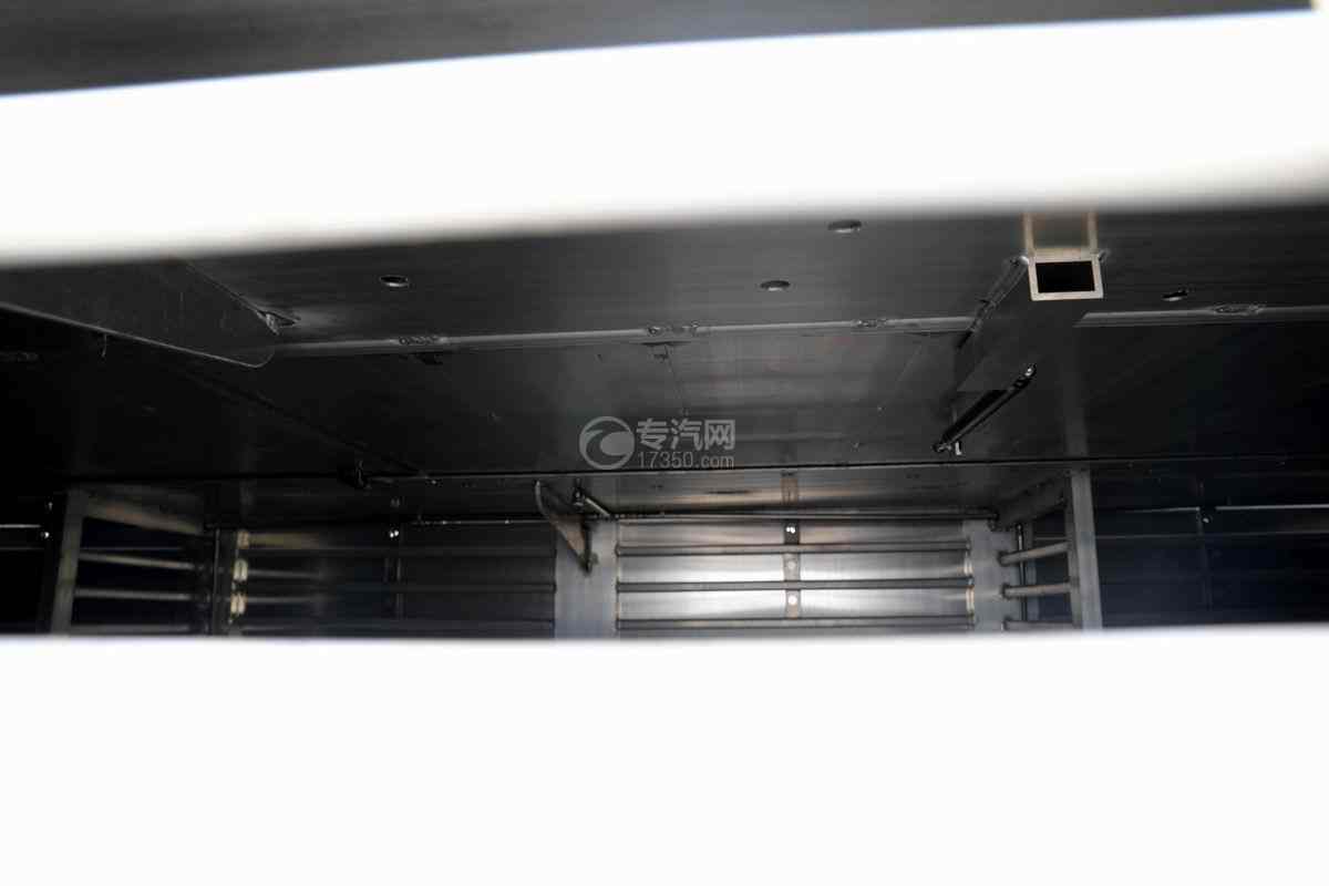 東風柳汽乘龍H5小三軸國六鋁合金畜禽運輸車箱體內部細節