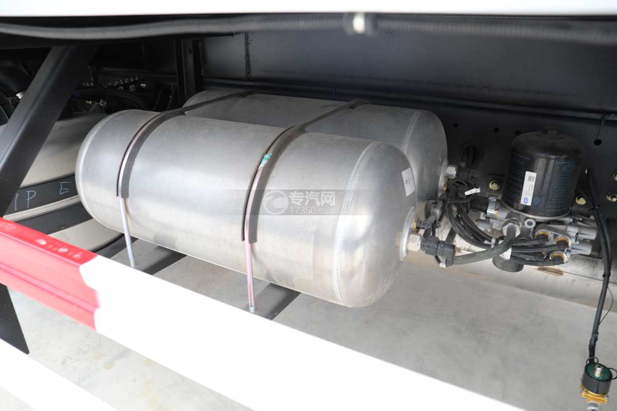 解放J6L精英版国六6.8米冷藏车储气罐