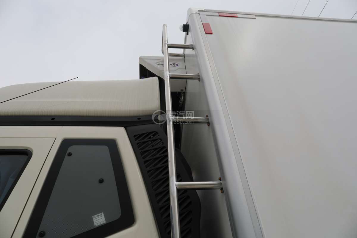 解放J6L精英版国六6.8米冷藏车爬梯