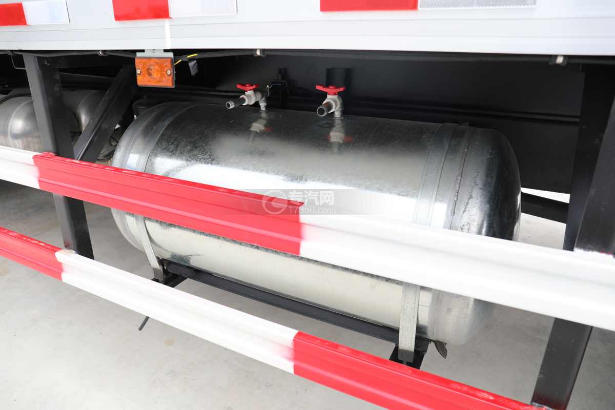 解放J6L精英版国六6.8米冷藏车洗手水罐