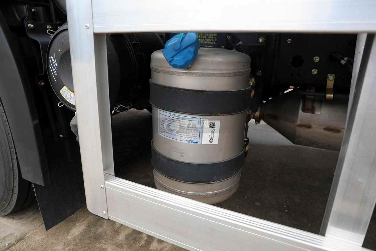 解放J6L单桥国六铝合金畜禽运输车(新款)尿素罐