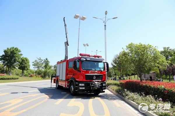 专业高效的重汽汕德卡国六双排抢险救援消防车配置解析