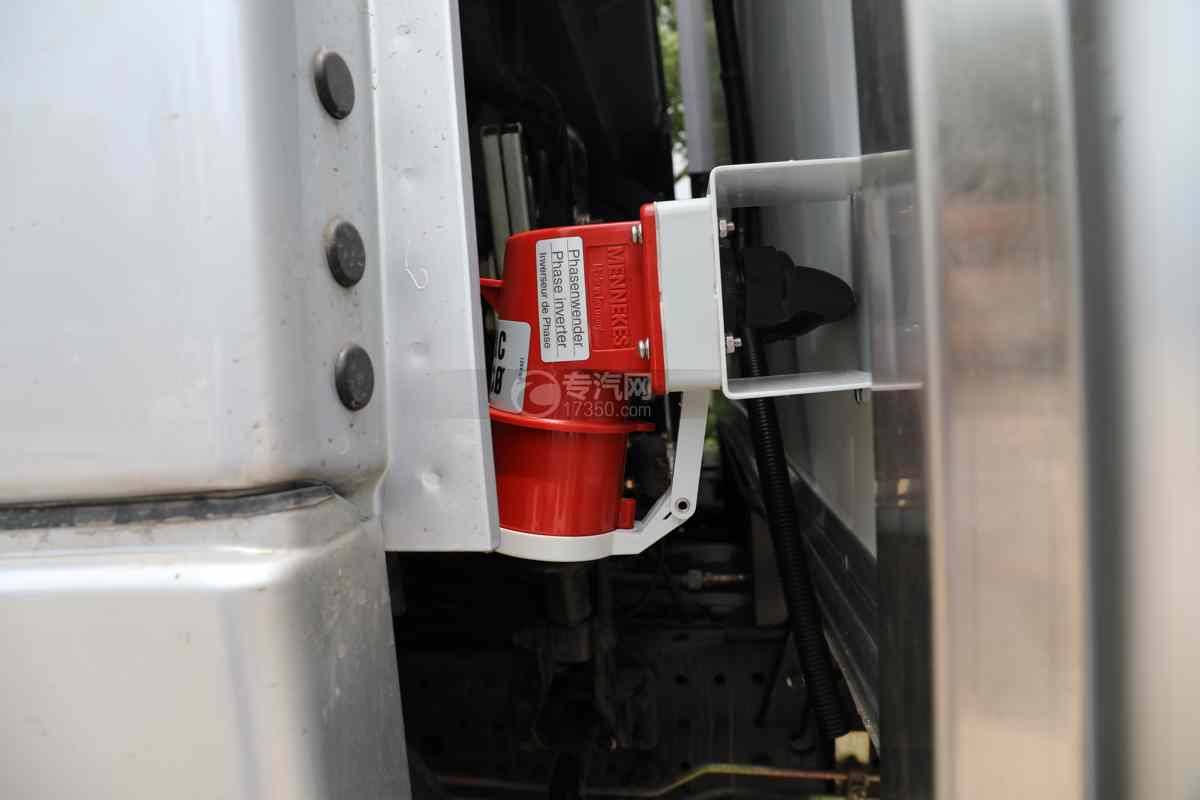 福田欧曼EST前四后八国六9.45米冷藏车应急泵