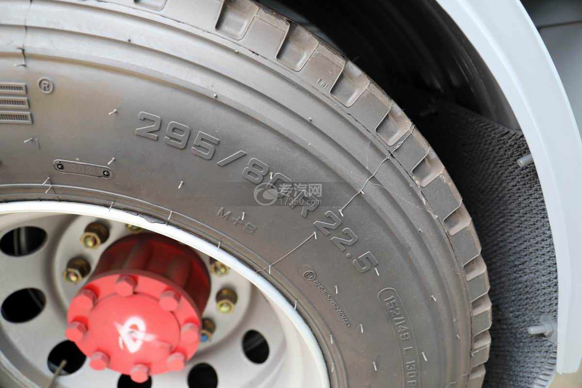 东风多利卡D9国六12.6方加油车轮胎细节