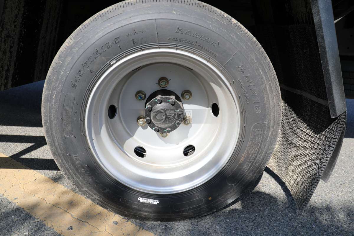 湖北大运G6国六5.15米易燃气体厢式运输车轮胎