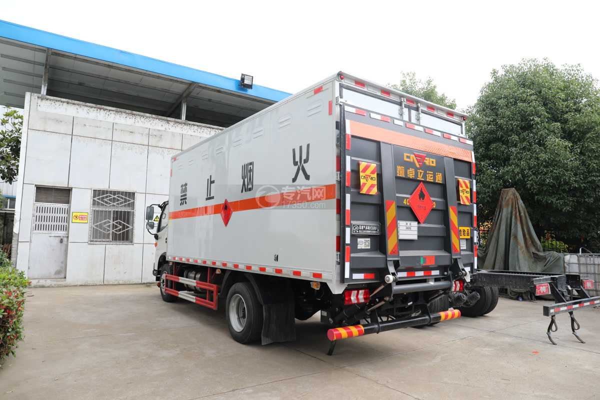 江淮骏铃V7国六5.15米易燃气体厢式运输车左后图