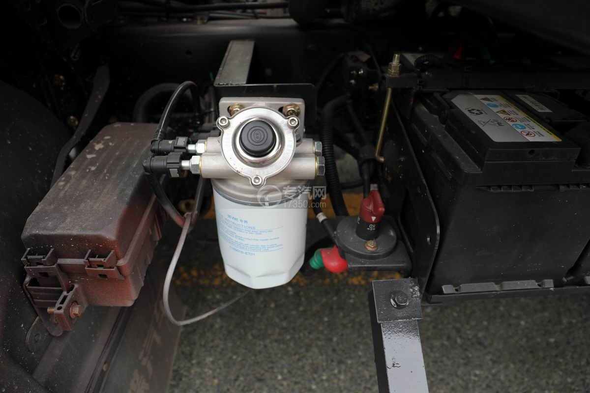奥驰X2单排国六压缩式垃圾车手油泵