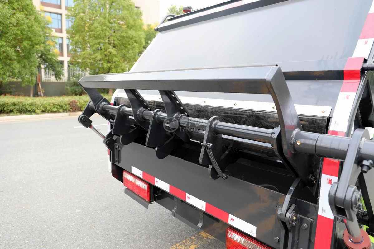 奥驰X2单排国六压缩式垃圾车挂桶装置
