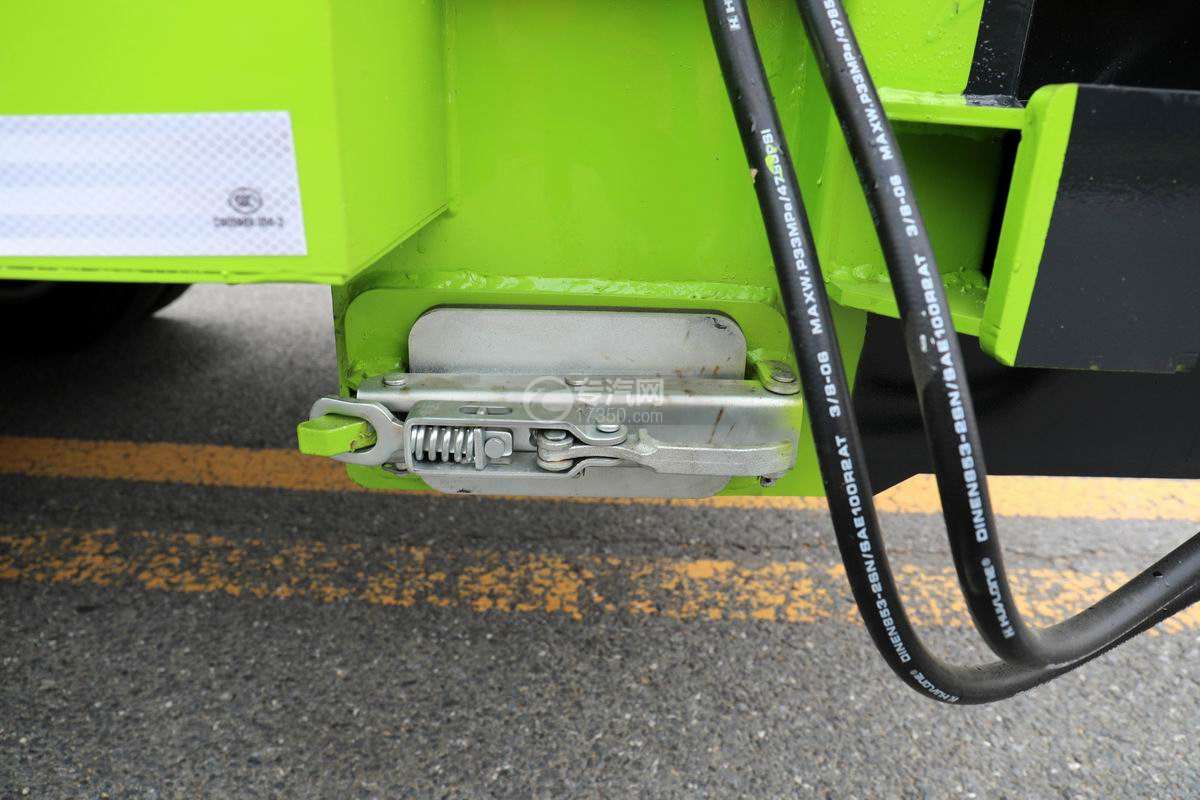 奥驰X2单排国六压缩式垃圾车污水槽排放开关