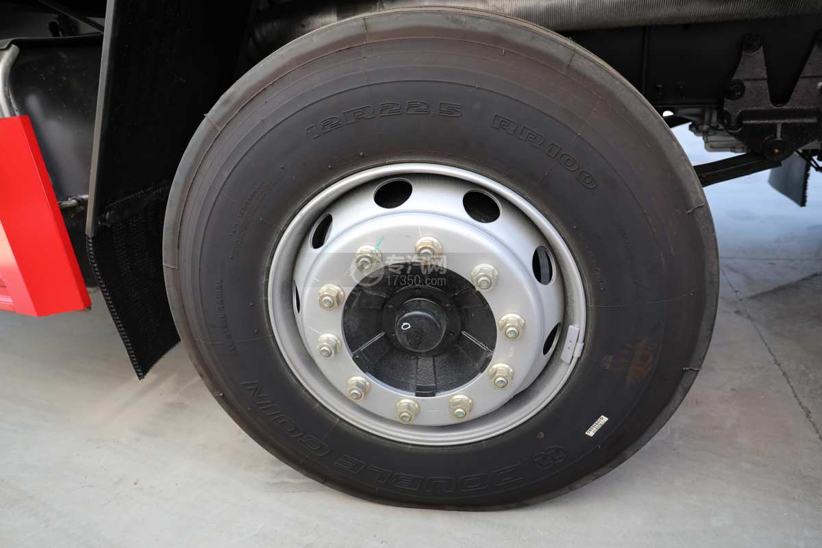 解放JH6前四后八国六9.5米冷藏车轮胎