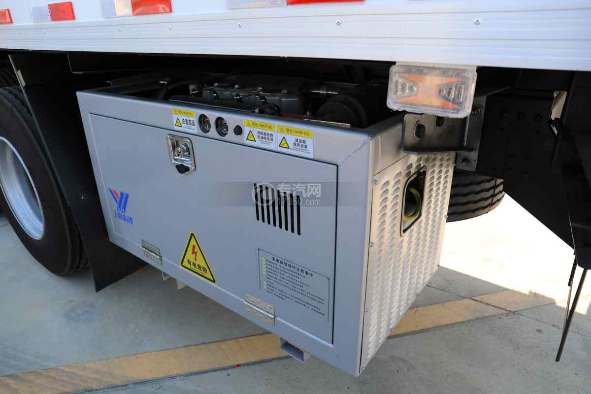 解放JH6前四后八国六9.5米冷藏车配电箱