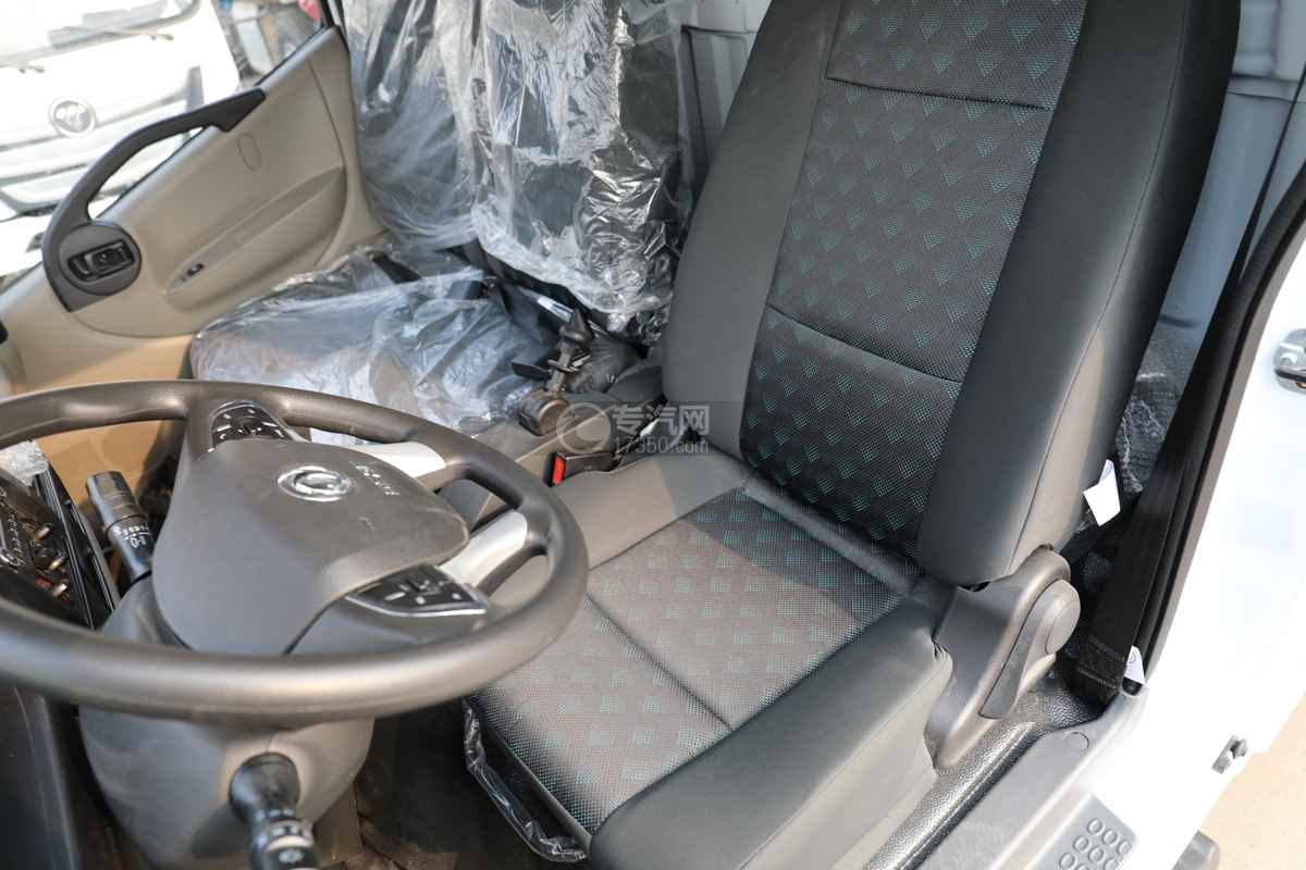 东风多利卡国六4.08米冷藏车带消毒座椅