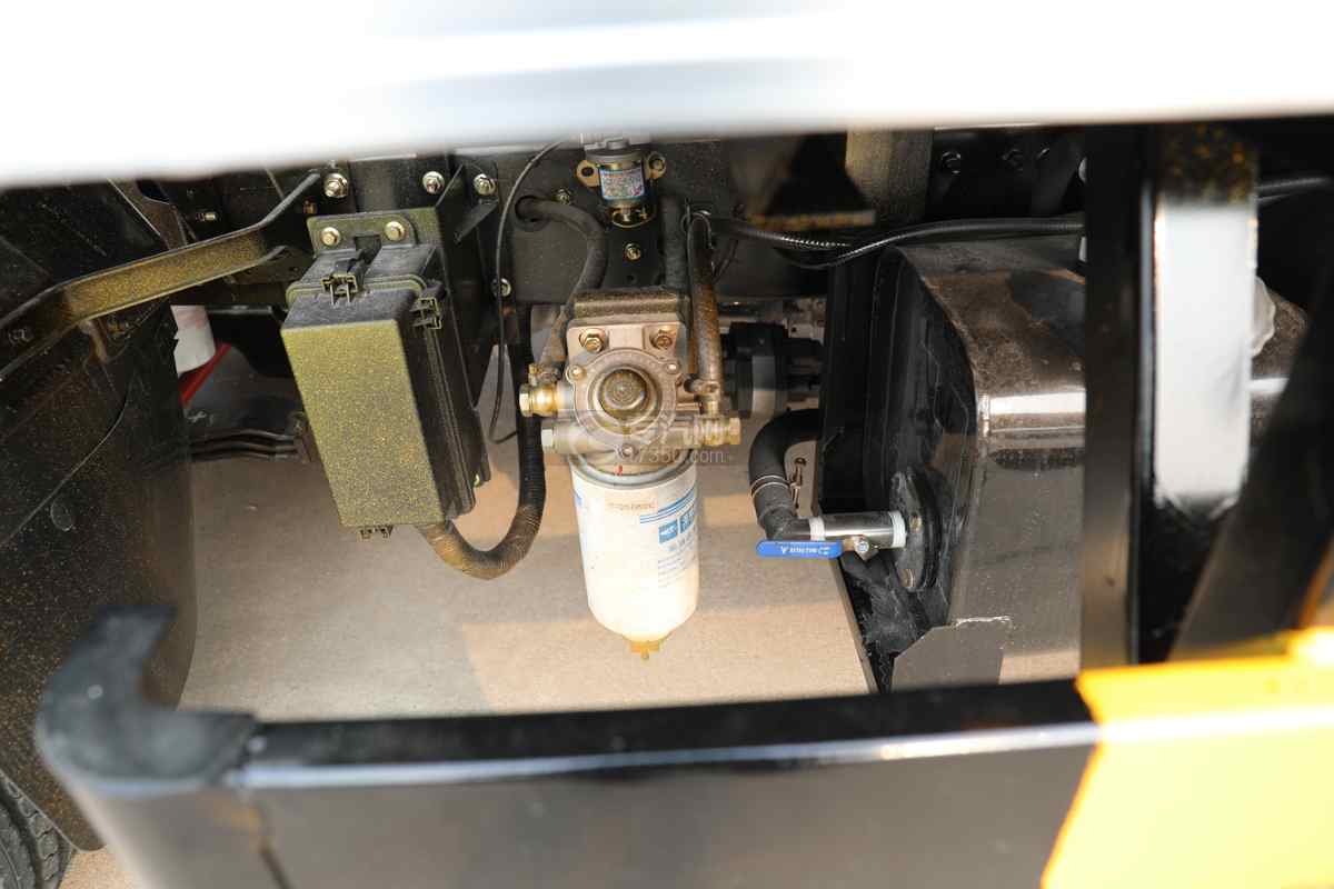 东风多利卡国六4.08米冷藏车带消毒滤芯
