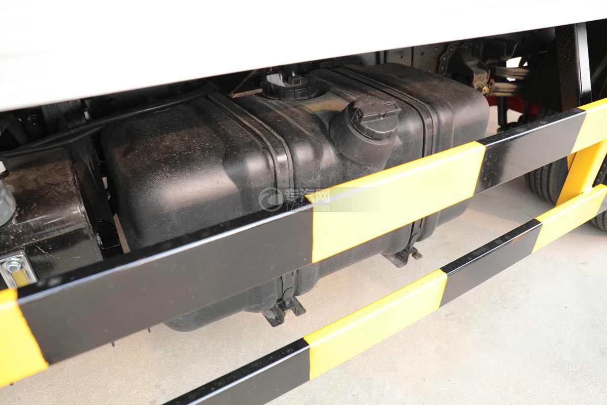 东风多利卡国六4.08米冷藏车带消毒油箱