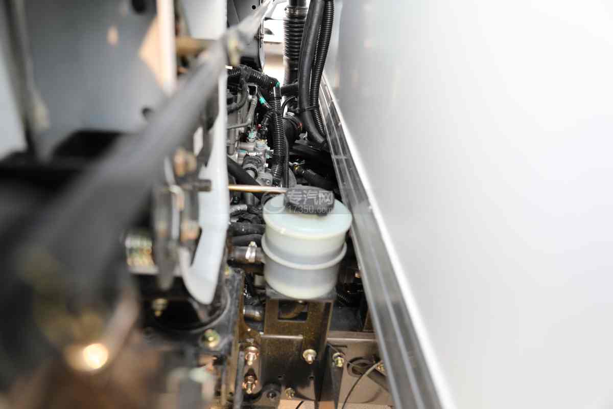 东风多利卡国六4.08米冷藏车带消毒发动机