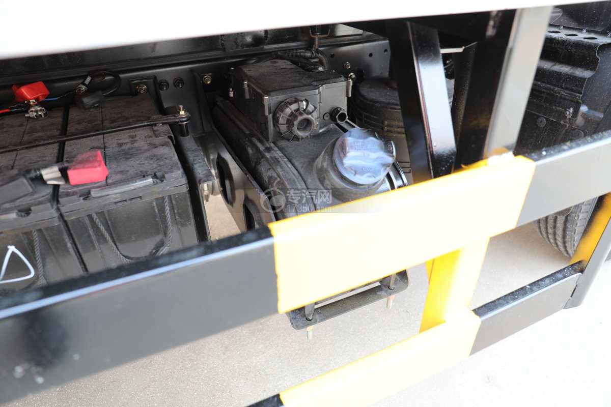 东风多利卡国六4.08米冷藏车带消毒尿素罐