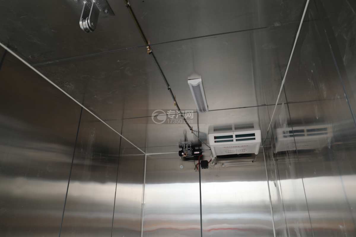 东风多利卡国六4.08米冷藏车带消毒液压绞盘