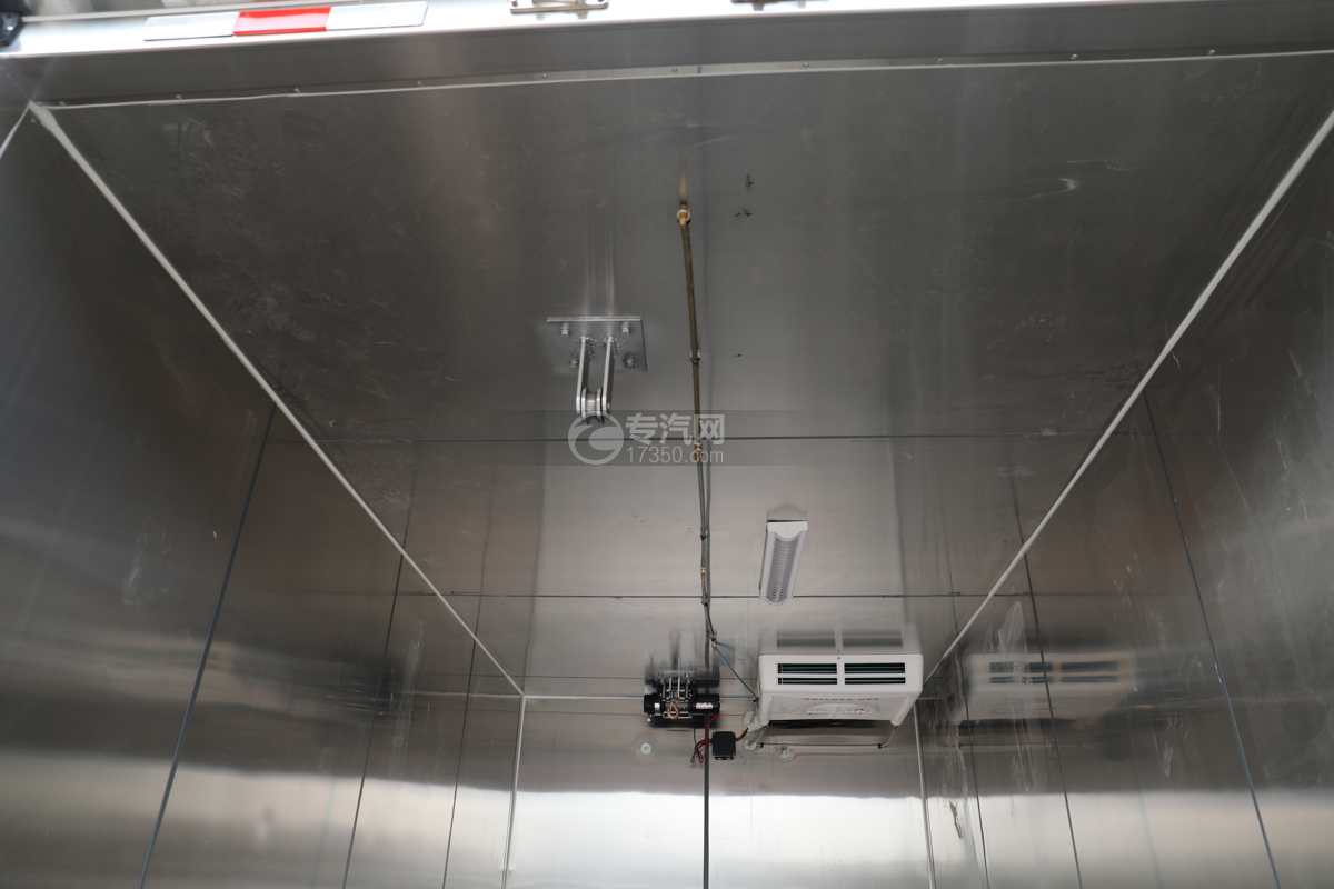 东风多利卡国六4.08米冷藏车带消毒喷淋杆