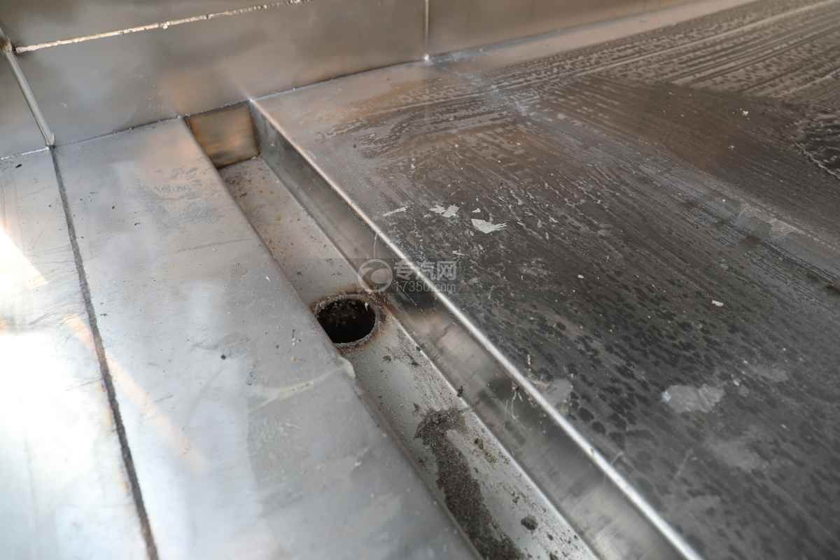 东风多利卡国六4.08米冷藏车带消毒污水收集槽