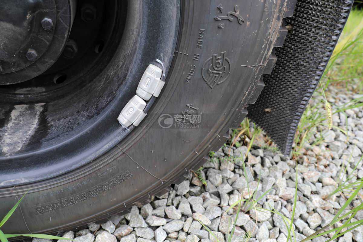 东风天龙KC前四后八国六27.2方粉粒物料运输车轮胎细节
