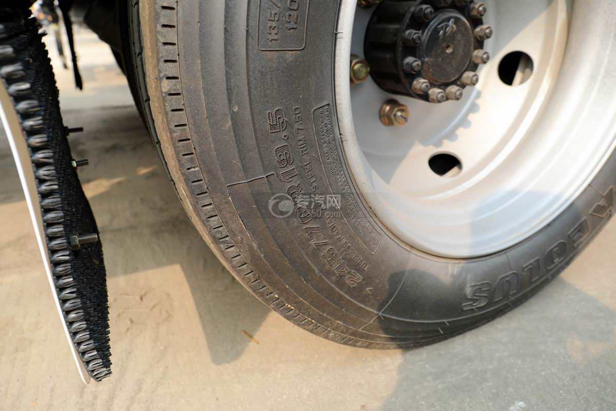 东风多利卡D7国六8.5方加油车轮胎细节