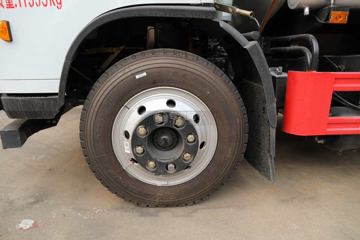 东风多利卡D7国六9.92方普通液体运输车轮胎